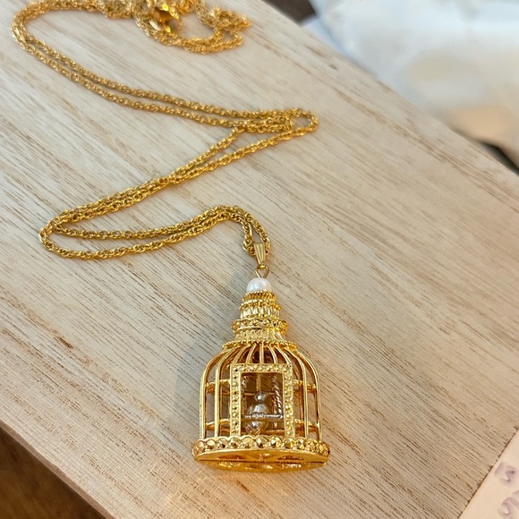 Vintage Avon Pendant Plume Necklace With Gold tone Birdcage Pendant NIB - Picture 3 of 8